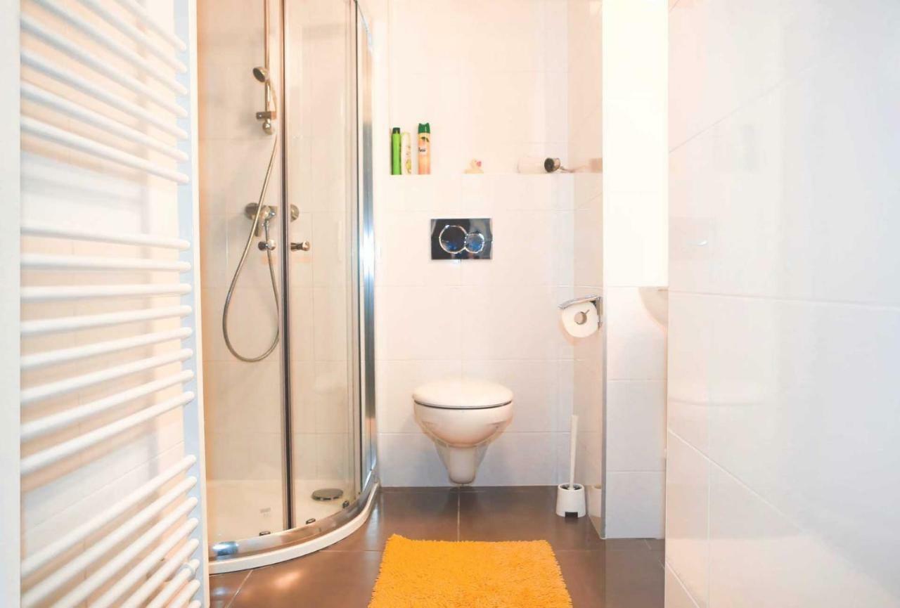 פראג Yellow Apartment Few Steps From Metro מראה חיצוני תמונה