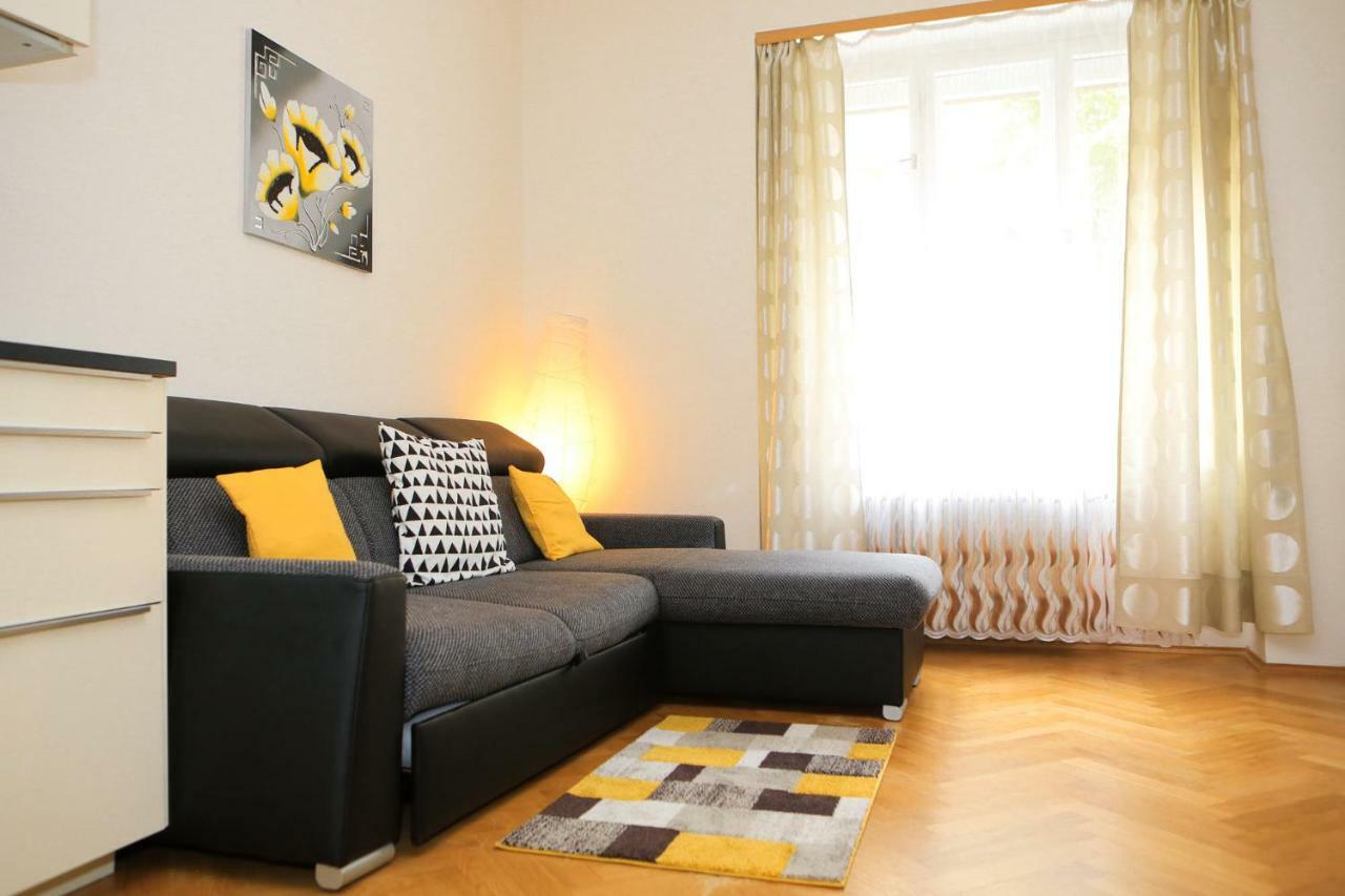 פראג Yellow Apartment Few Steps From Metro מראה חיצוני תמונה