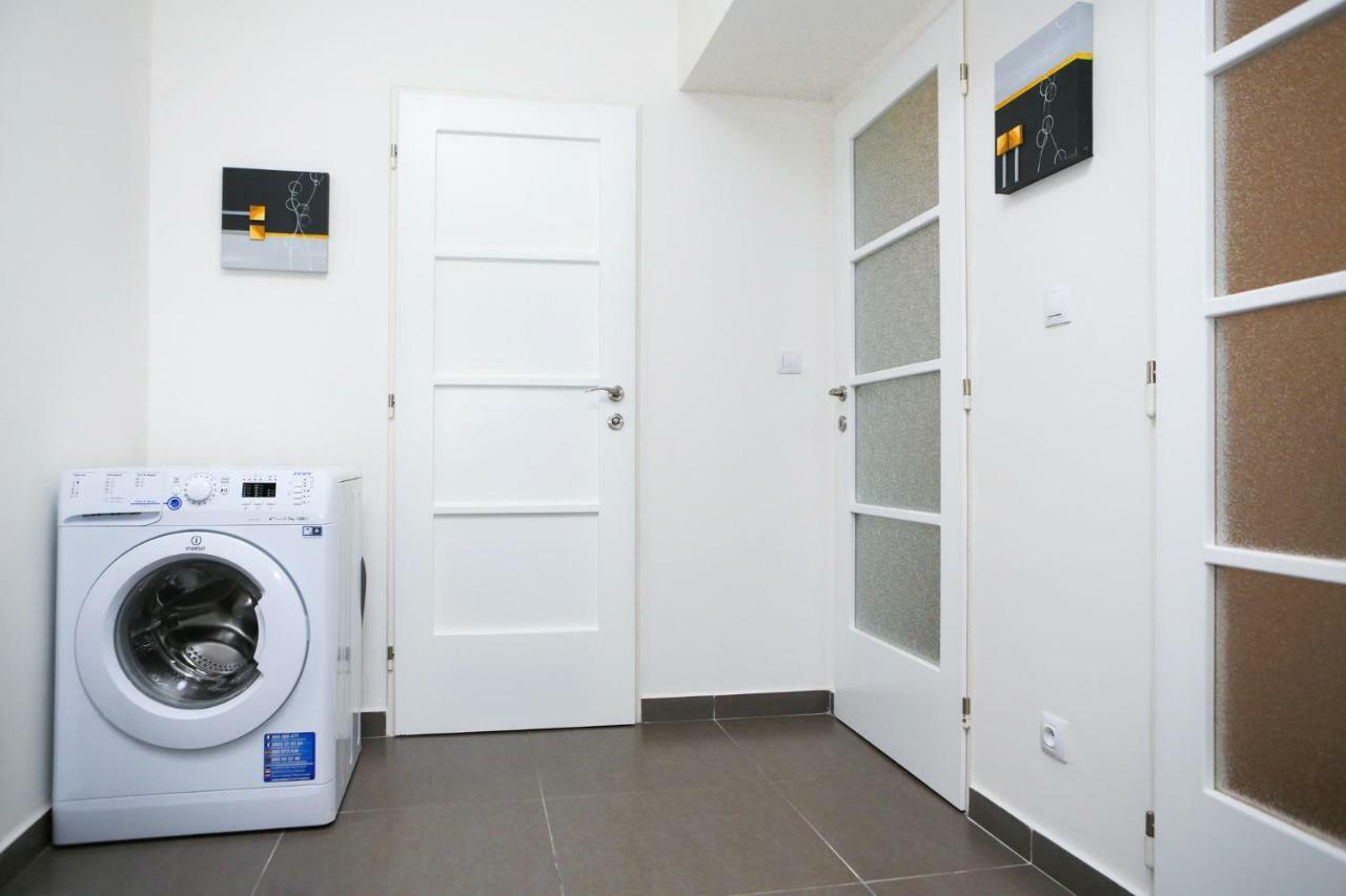 פראג Yellow Apartment Few Steps From Metro מראה חיצוני תמונה