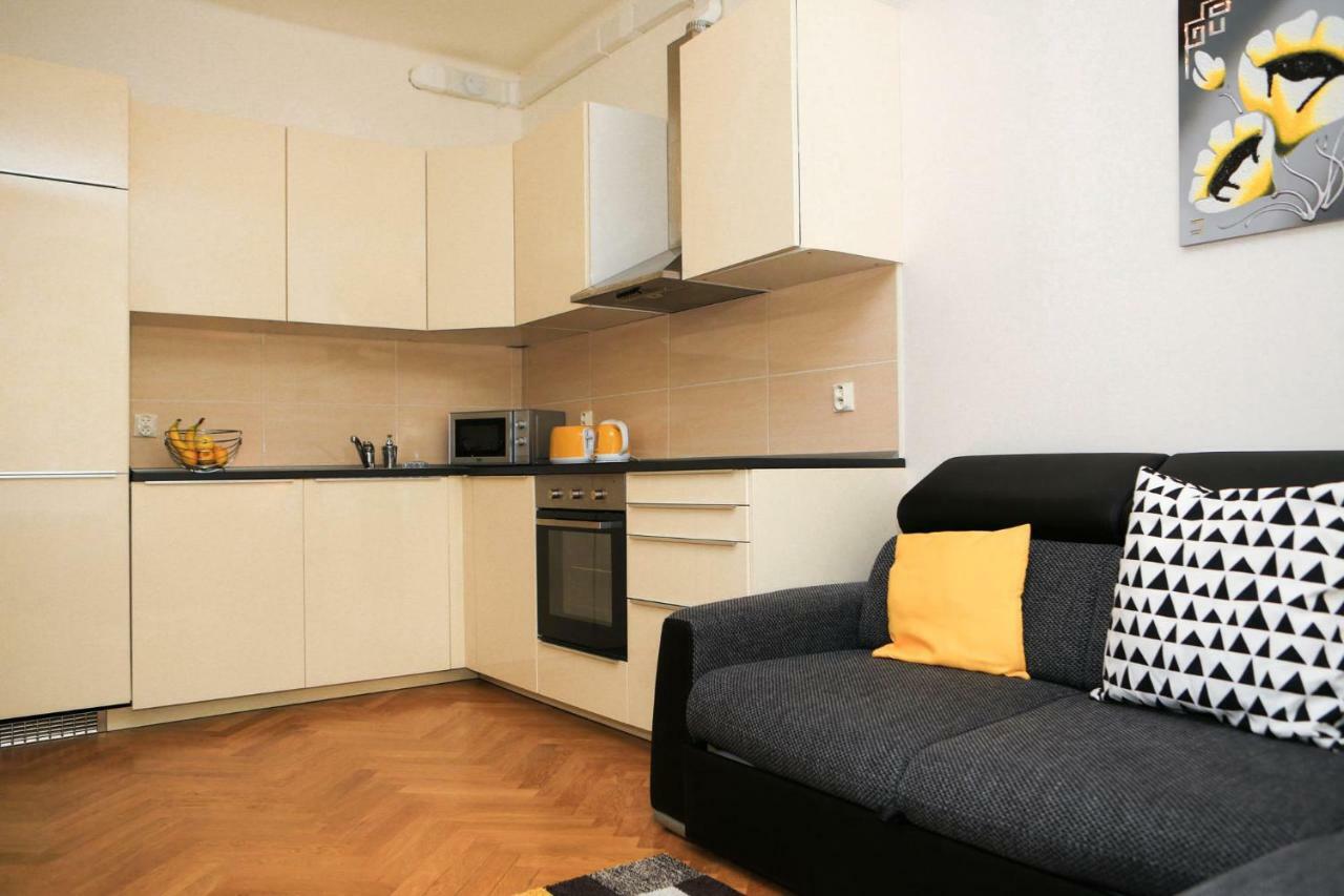 פראג Yellow Apartment Few Steps From Metro מראה חיצוני תמונה