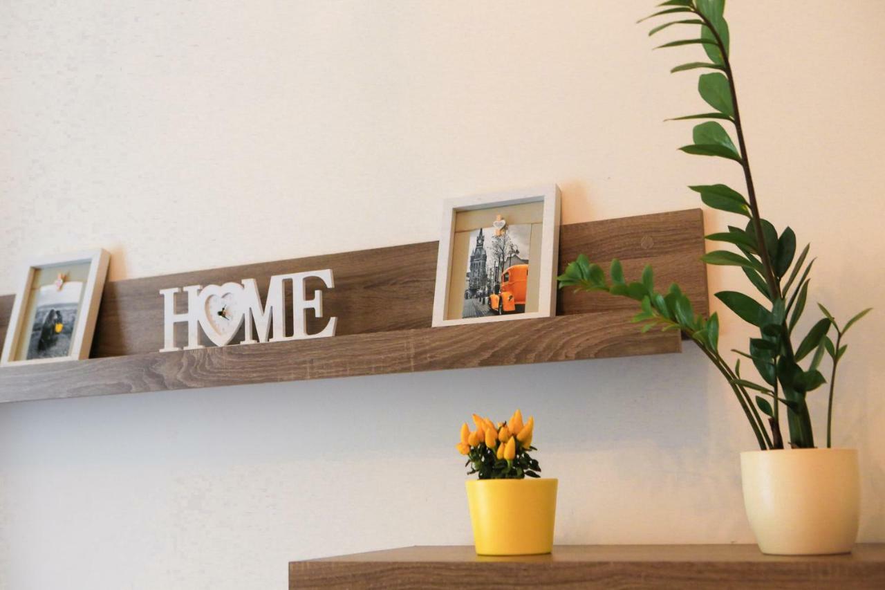 פראג Yellow Apartment Few Steps From Metro מראה חיצוני תמונה