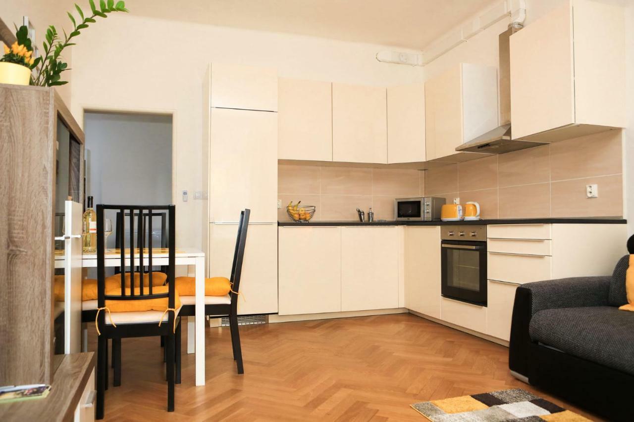 פראג Yellow Apartment Few Steps From Metro מראה חיצוני תמונה