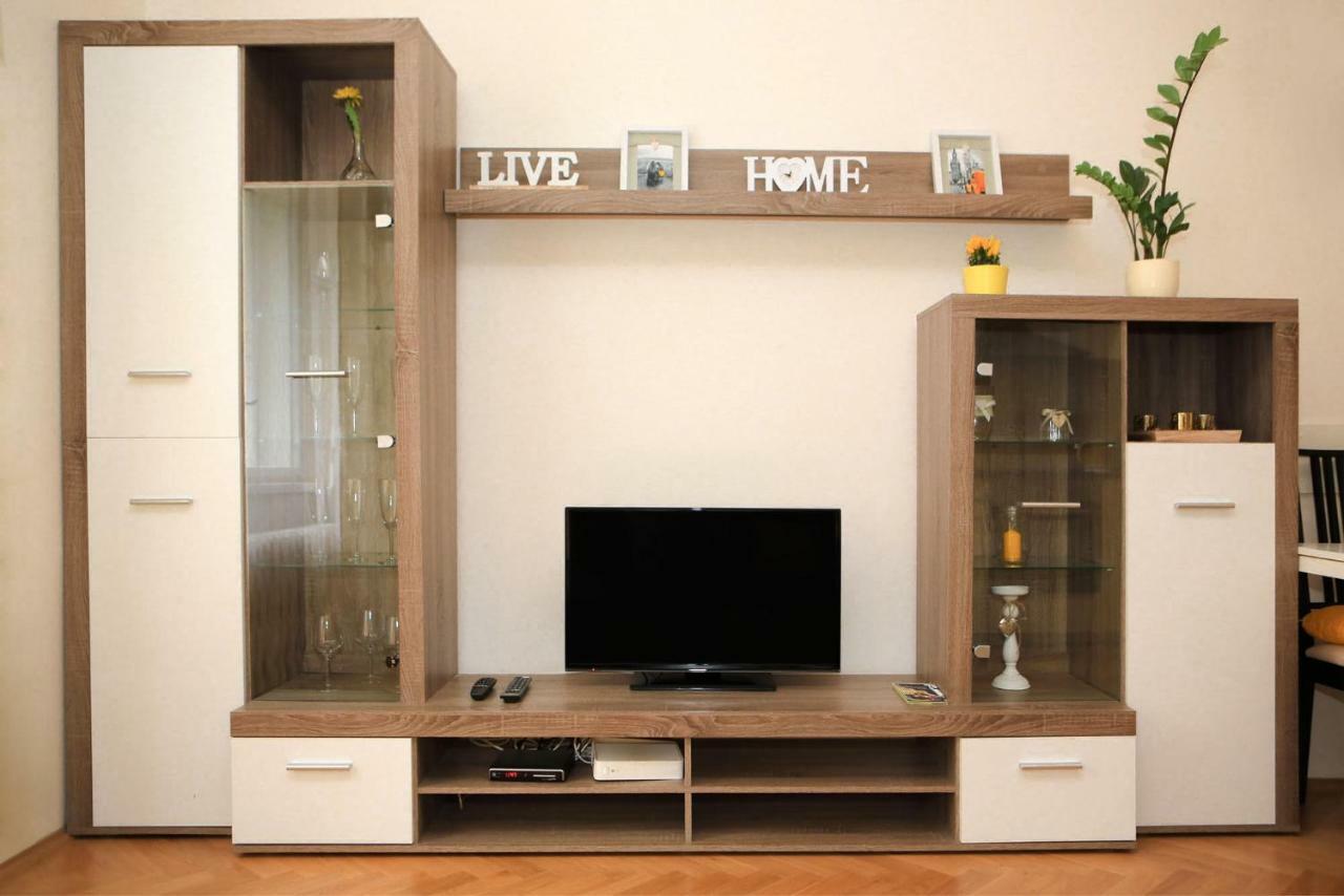 פראג Yellow Apartment Few Steps From Metro מראה חיצוני תמונה