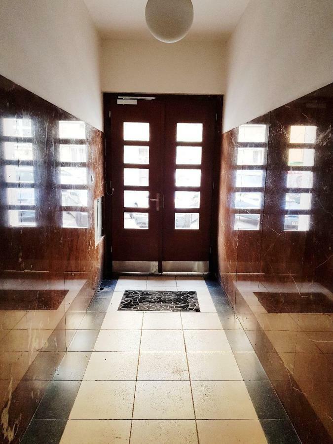 פראג Yellow Apartment Few Steps From Metro מראה חיצוני תמונה