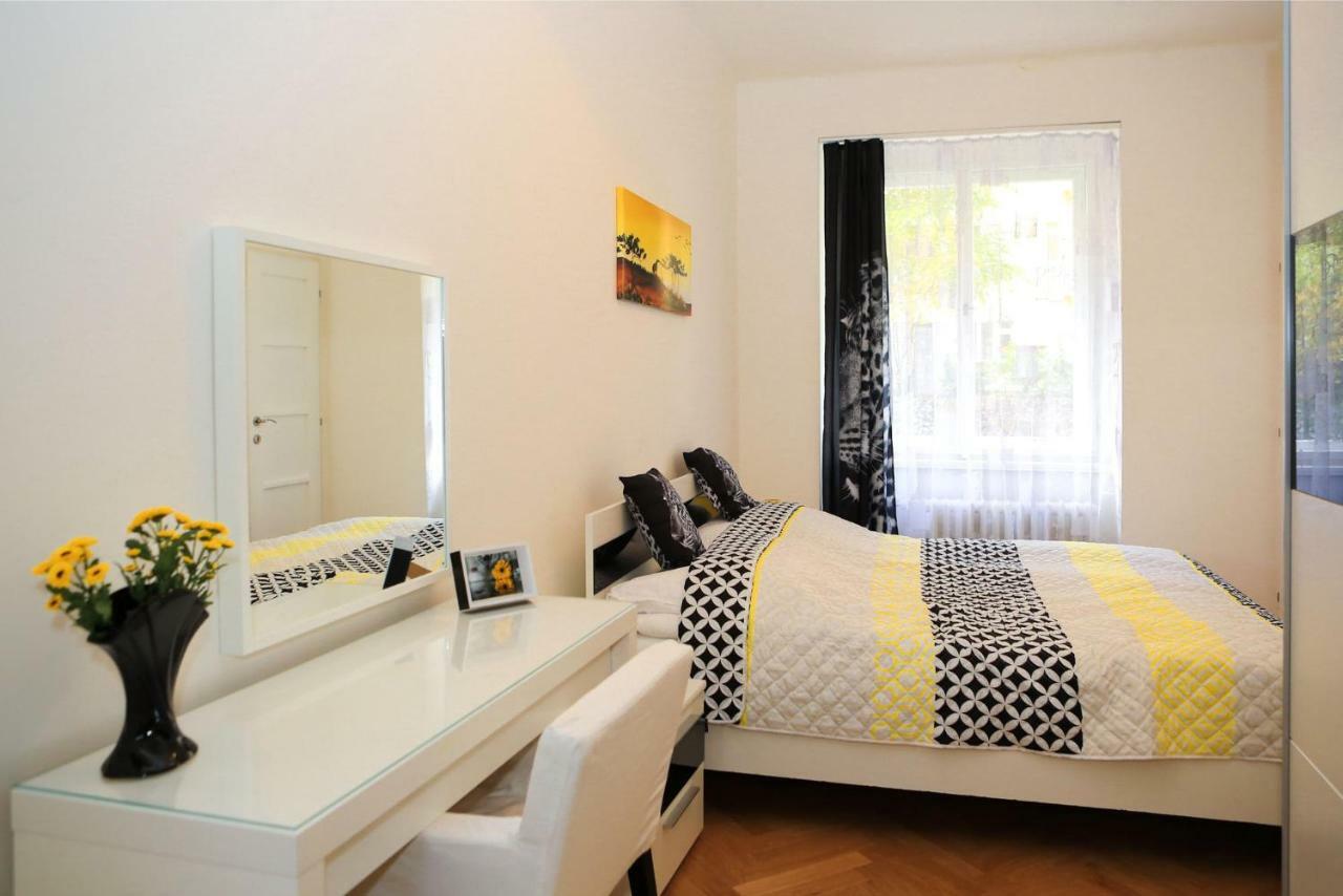 פראג Yellow Apartment Few Steps From Metro מראה חיצוני תמונה
