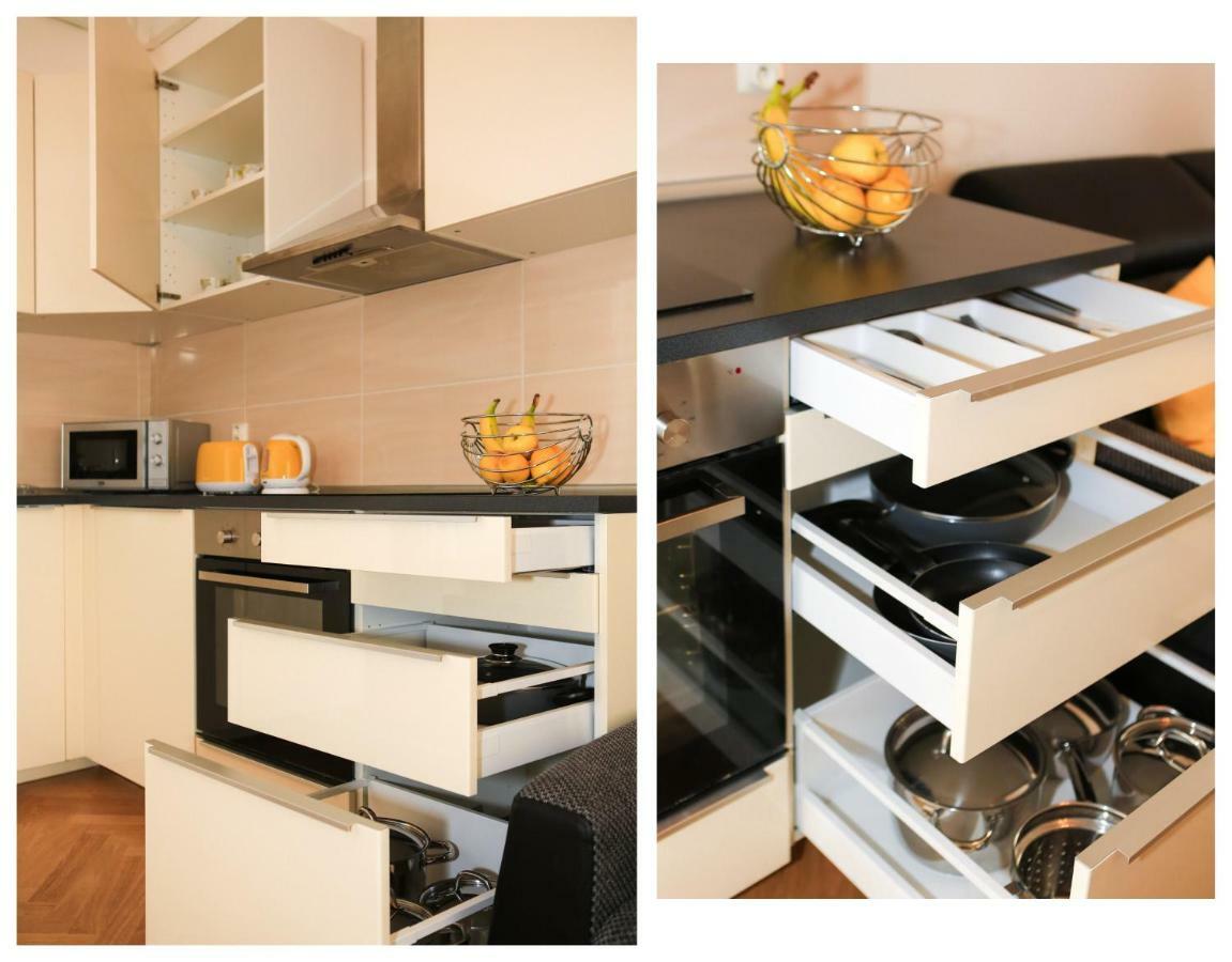 פראג Yellow Apartment Few Steps From Metro מראה חיצוני תמונה